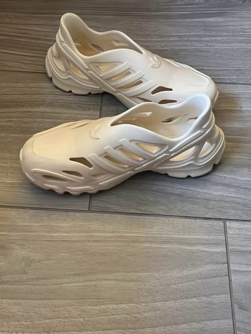 Men’s Adidas Adiforms Supernova size 6 Cream colored